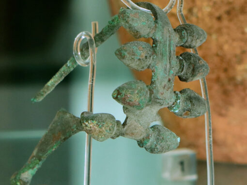 Fibule di bronzo ad arco serpeggiante con apofisi a ghiande