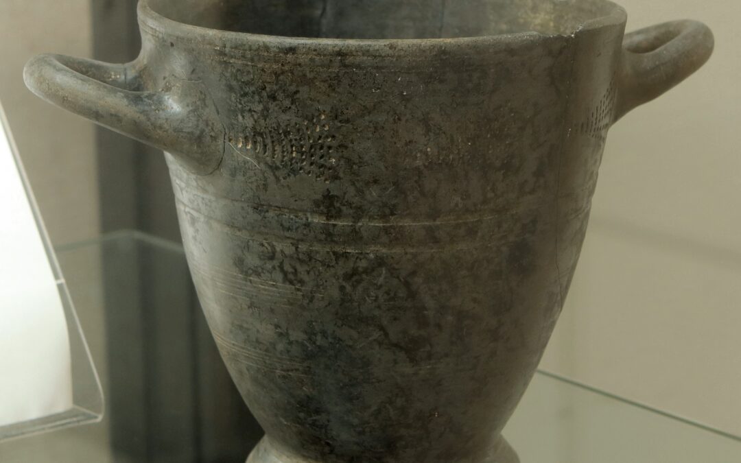 Skyphos biansato di produzione etrusco-campana