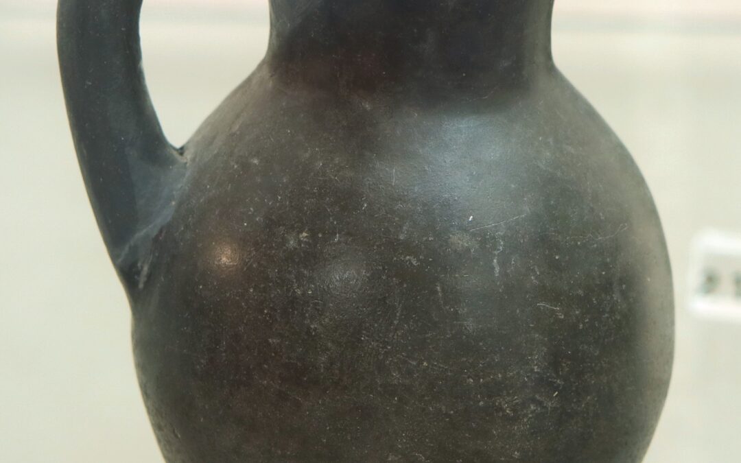 Oinochoe a bocca circolare con graffito sul fondo