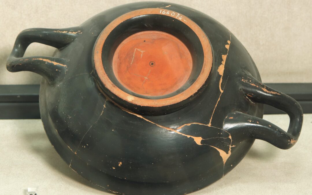 Kylix con graffiti sul fondo esterno