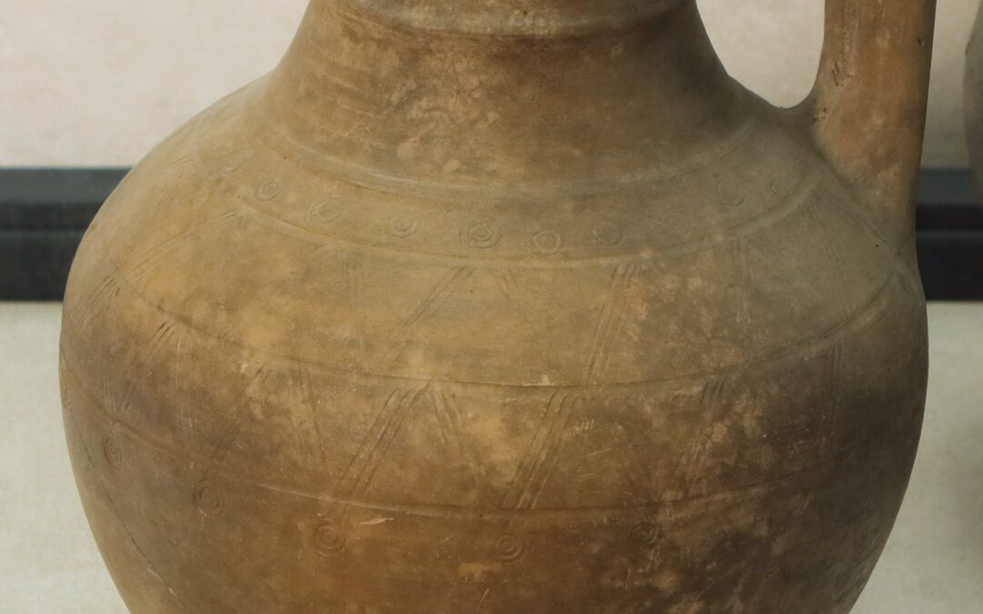 Oinochoe trilobata con decorazioni geometriche incise sulla spalla
