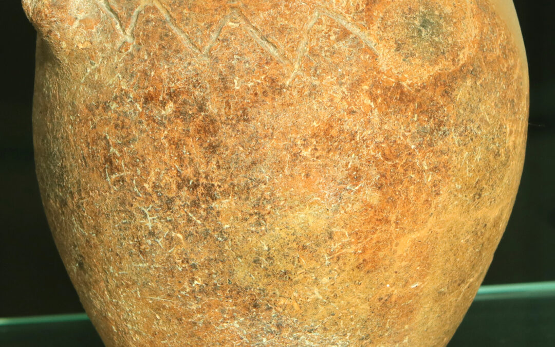 Olla ovoide di impasto con quattro bugne e decorazione a zig/zag incisa sulla spalla