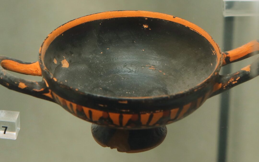 Piccola kylix a figure nere floral band-cups